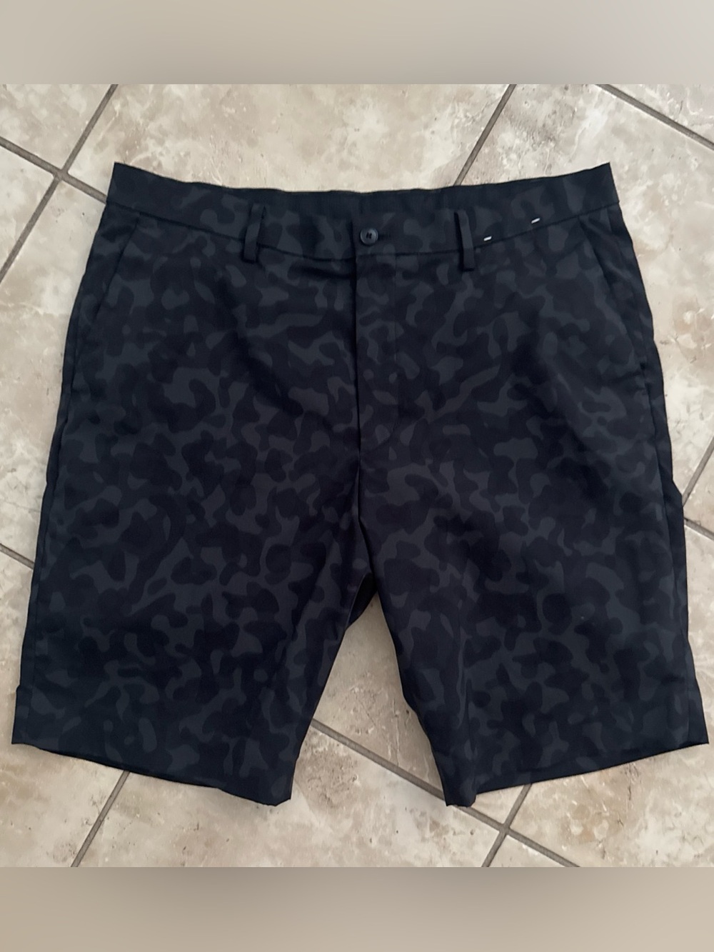 NWOT Uniqlo Men’s Gray Camo Chino Shorts Size Large